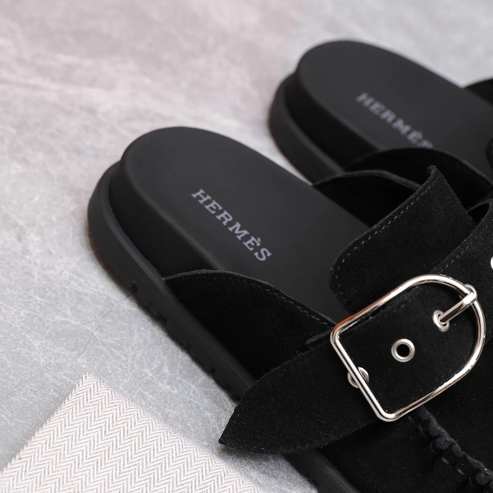 👟👟Ex-factory price 520👟👟 Men's size +10 ⚡Couple model HERMES 25/Latest spring and summer cute Muller half-flop Birkenstock toe slippers Summer really needs versatile slippers, they look good no matter how you match them, they have a casual and high-end feel. The comfort level is also great, and it is very trendy when paired with a variety of colorful socks ✔️Fabric: imported suede ✔️Inner lining: Sheepskin lining ✔️Outsole: Tpu non-slip and wear-resistant outsole ✔️Size: #35-45 (40 for women and 45 for men, no return or exchange)